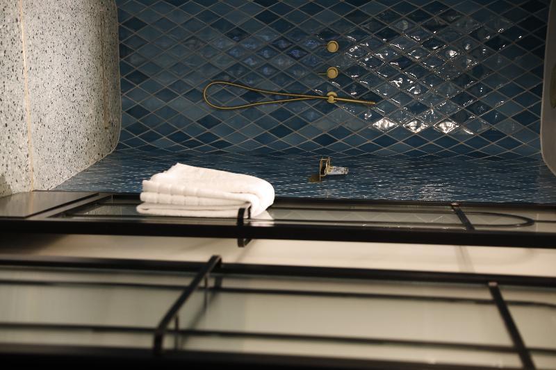 Gatsby Athens 호텔 외부 사진 A shower in a hotel